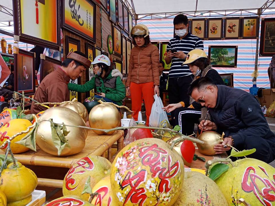 Vẽ chữ thư ph&aacute;p tr&ecirc;n tr&aacute;i c&acirc;y, &ocirc;ng đồ kiếm tiền triệu mỗi ng&agrave;y - Ảnh 1.