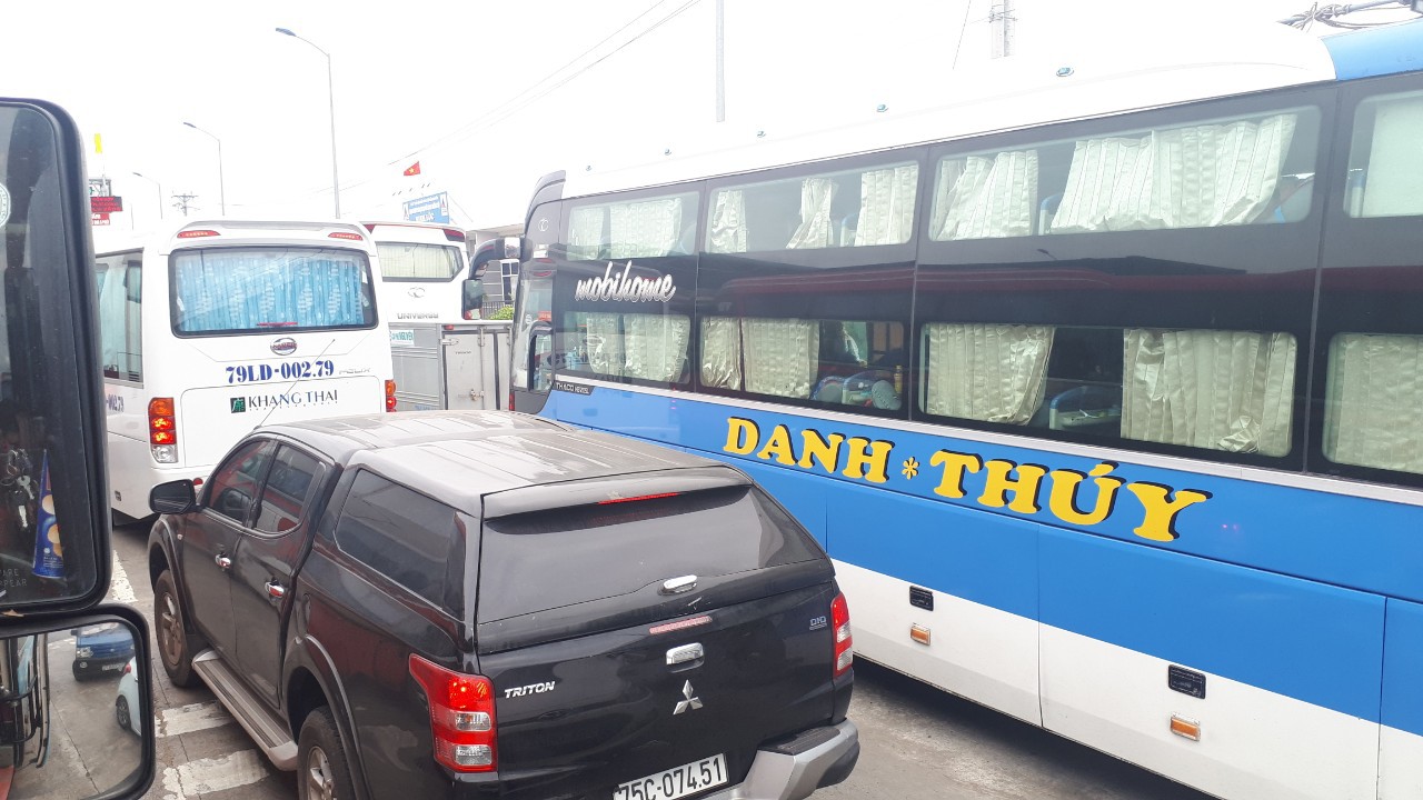 Trạm thu phí BOT Ninh Lộc trên Quốc lộ 1 tê liệt vì tài xế dừng xe