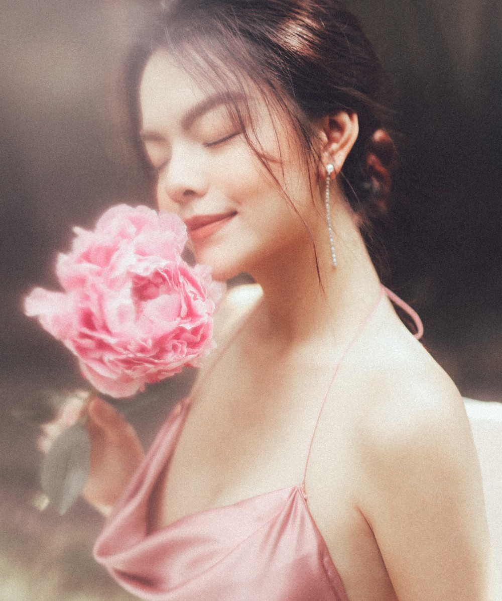 Rũ bỏ hình ảnh buồn bã, Phạm Quỳnh Anh khoe nhan sắc "nàng tiên hoa" đón xuân