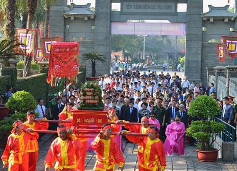 Lãnh đạo TP HCM dâng cúng bánh tét, nhớ về Quốc tổ Hùng Vương