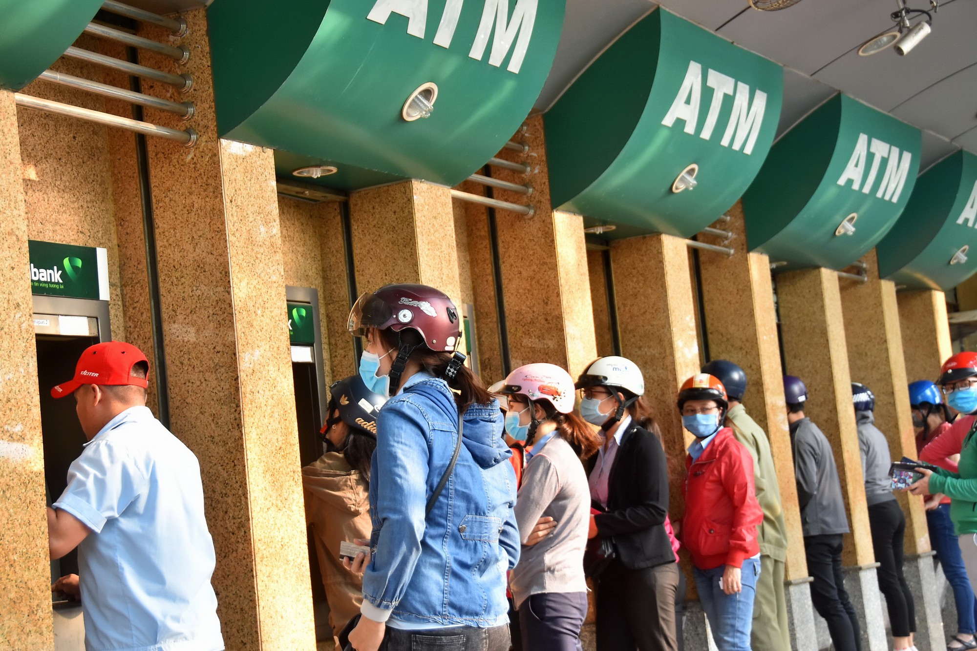 Các ngân hàng cảnh báo nạn lừa đảo khi rút tiền, thanh toán trên mạng