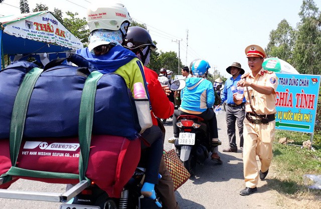 CSGT lập "trạm dừng chân nghĩa tình", phát nước suối, khăn lạnh miễn phí