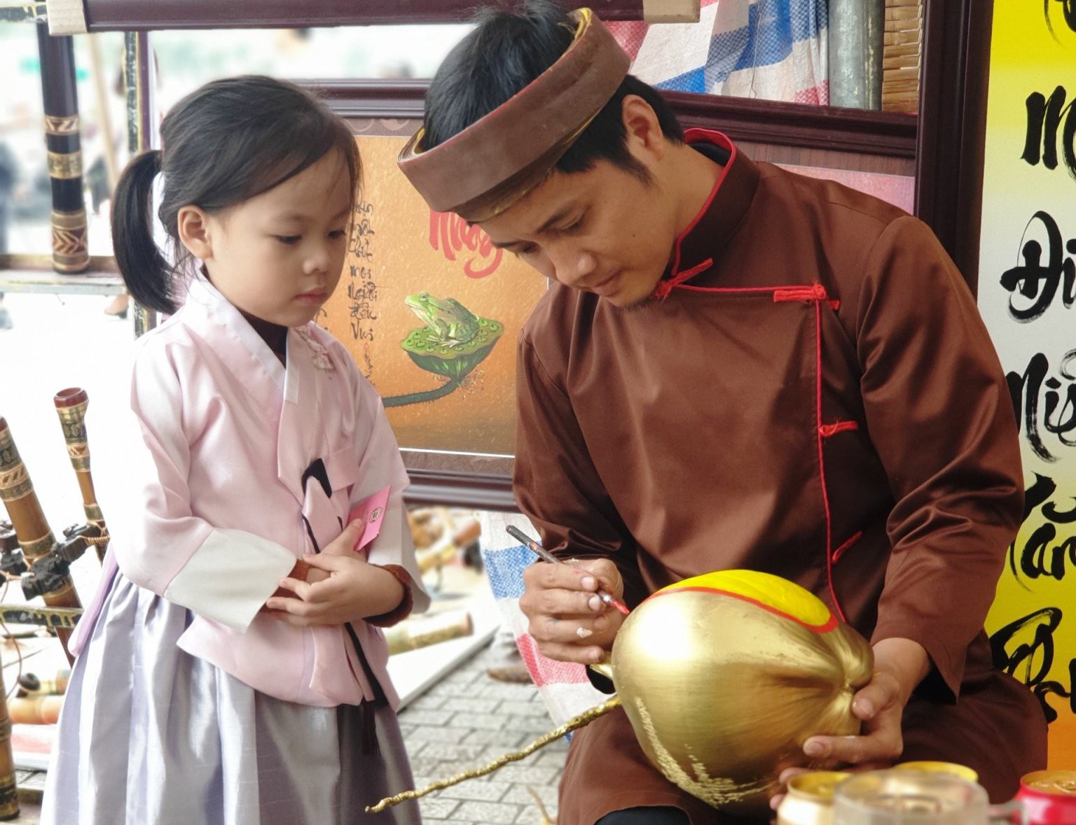 Vẽ chữ thư ph&aacute;p tr&ecirc;n tr&aacute;i c&acirc;y, &ocirc;ng đồ kiếm tiền triệu mỗi ng&agrave;y - Ảnh 10.