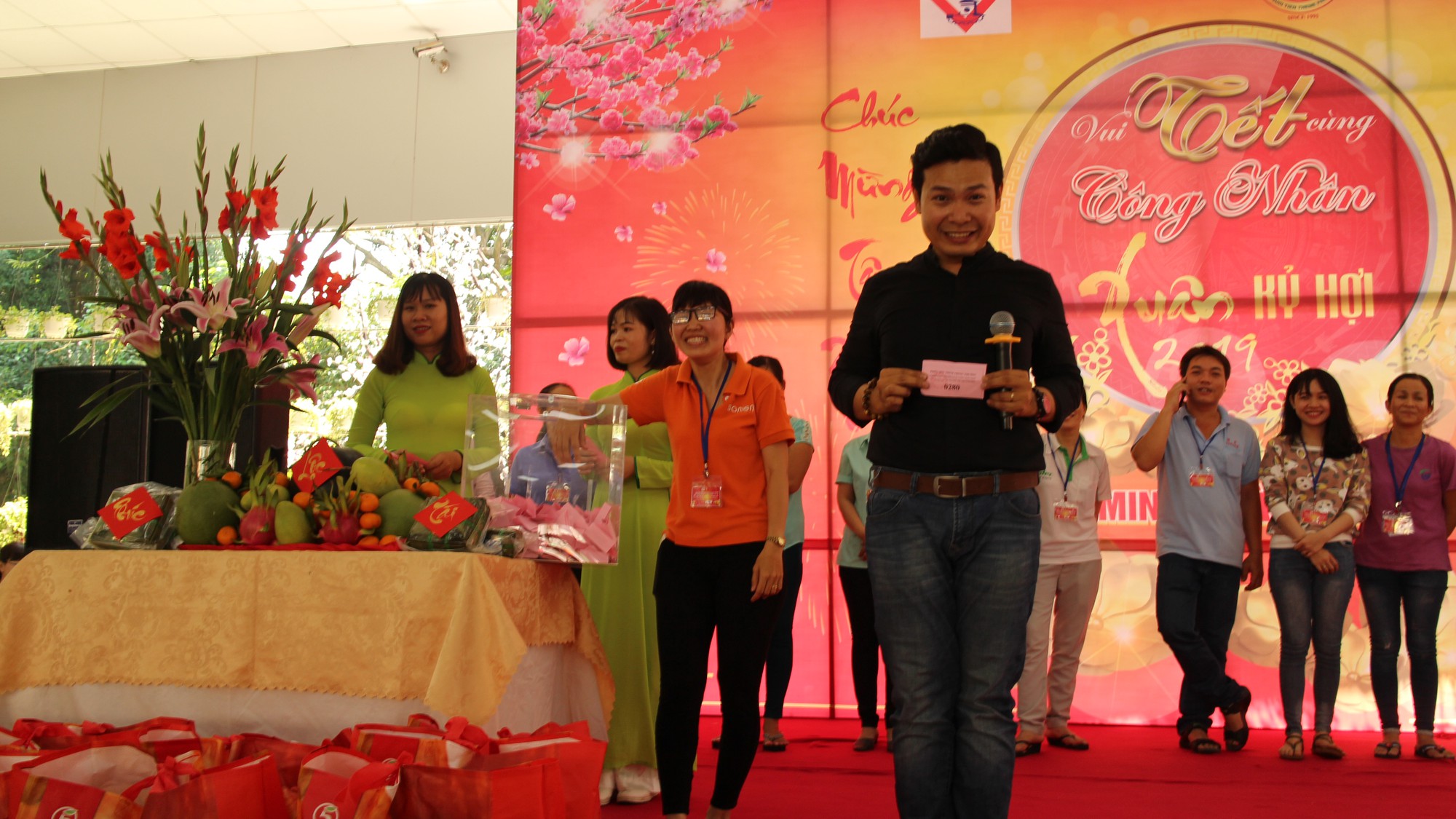 Lãnh đạo TP HCM vui Tết cùng công nhân - Ảnh 5.