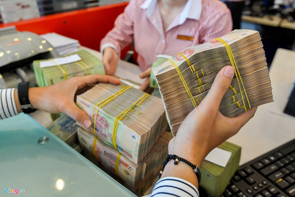 Khách đổ xô tới ngân hàng, nhân viên 'không có cả thời gian uống nước'