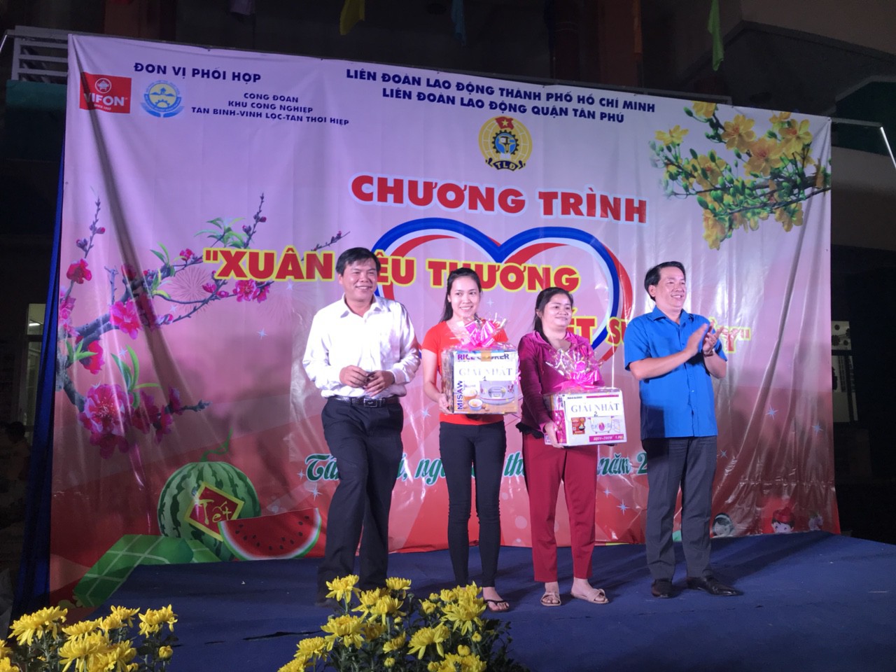 Công nhân khó khăn vui Tết sum vầy - Ảnh 2.