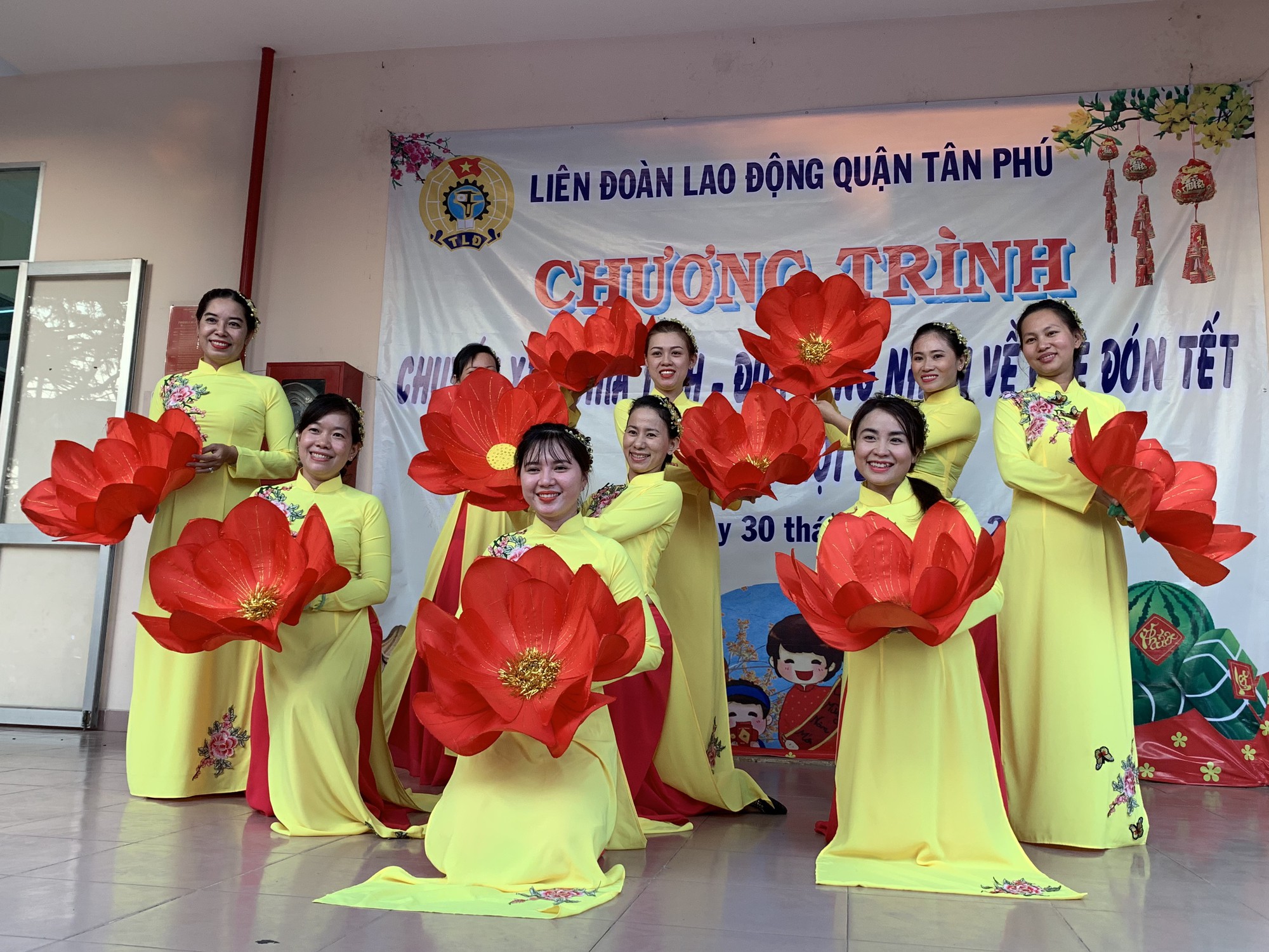 Công nhân khó khăn vui Tết sum vầy