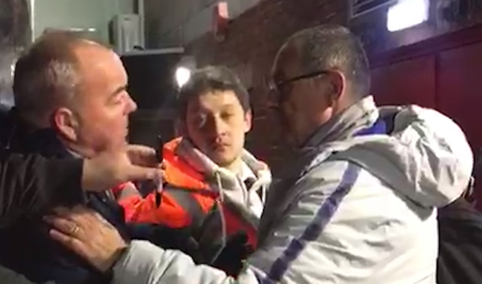 Bị CĐV Chelsea “xỉ vả”, HLV Sarri…xin lỗi