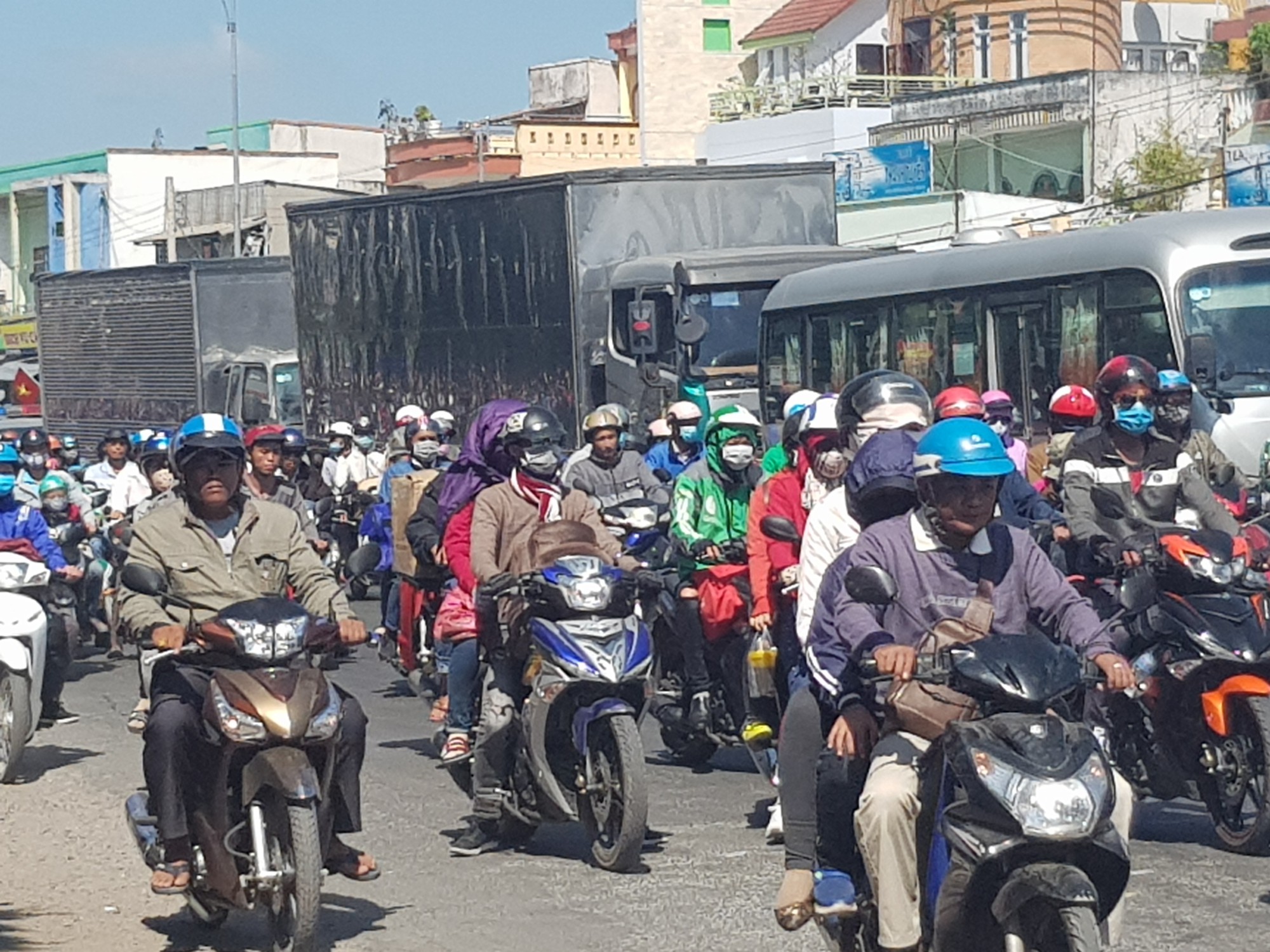 Kẹt xe nghiêm trọng ngày mùng 6 tết - Ảnh 1.