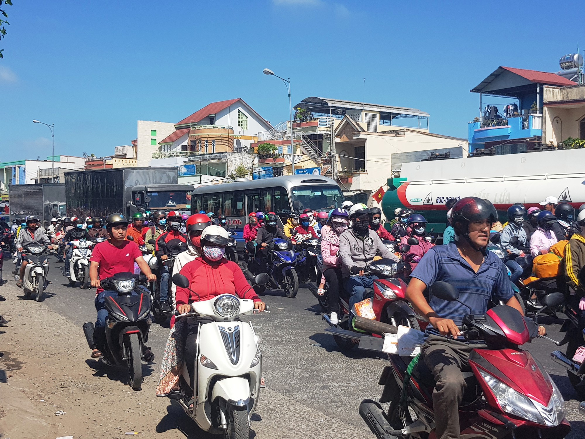 Kẹt xe nghiêm trọng ngày mùng 6 tết