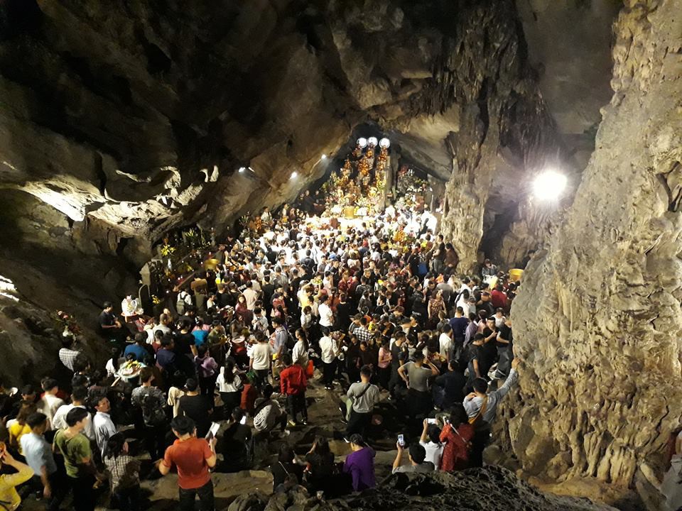 Hàng vạn người đổ về chùa Hương ngày khai hội