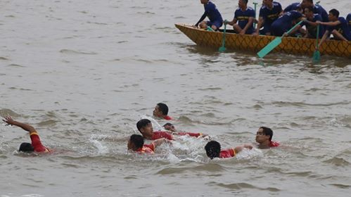 Đua thuyền rồng đầu năm, 1 vận động vi&ecirc;n thiệt mạng - Ảnh 2.