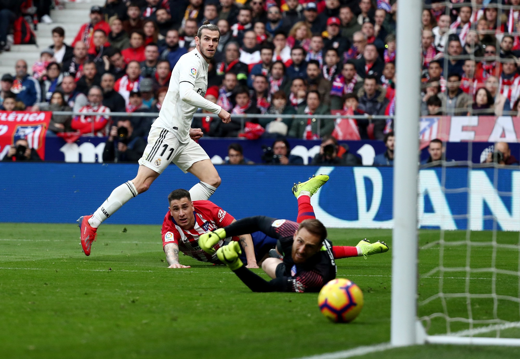 Gareth Bale ghi b&agrave;n thứ 100, Real Madrid đại thắng derby - Ảnh 6.