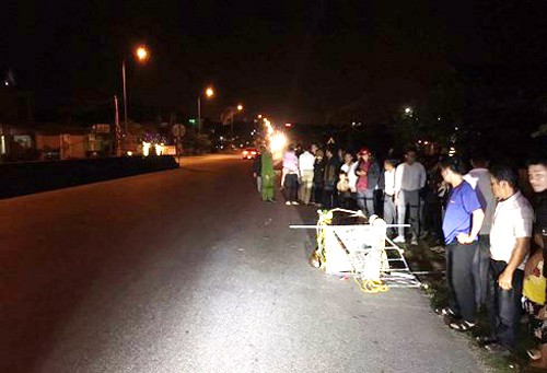 Xế hộp tông vào đám rước kiệu, 4 người thương vong