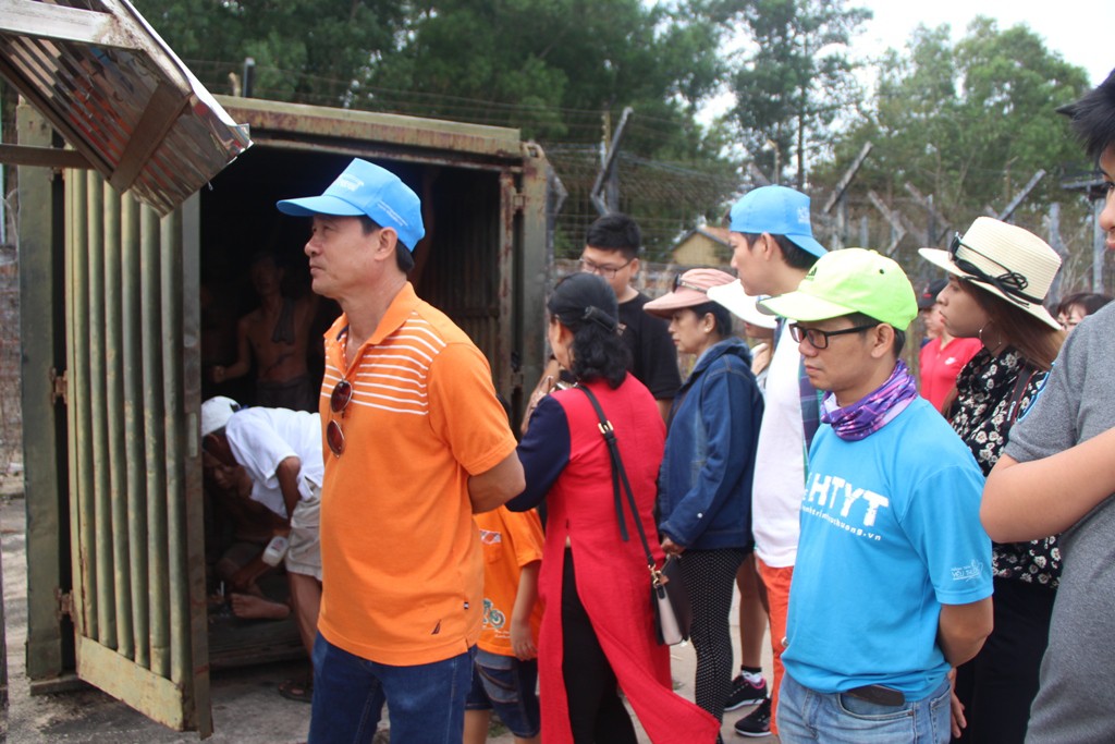 Đ&ocirc;ng nghẹt kh&aacute;ch quốc tế tham quan Nh&agrave; t&ugrave; Ph&uacute; Quốc - Ảnh 7.