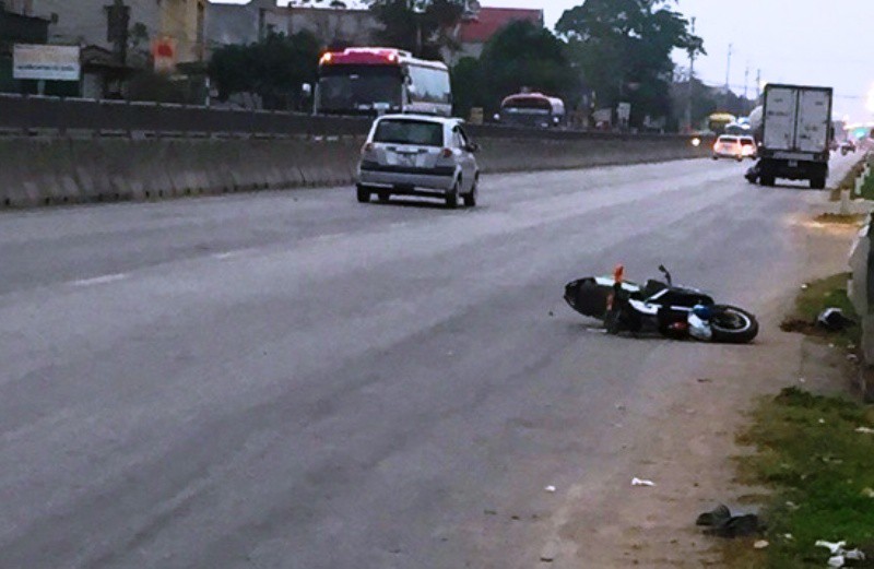 Xe khách tông xe đạp điện khiến 2 học sinh thương vong
