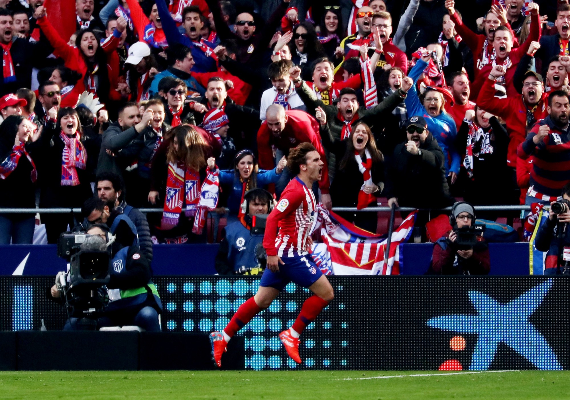 Gareth Bale ghi b&agrave;n thứ 100, Real Madrid đại thắng derby - Ảnh 4.