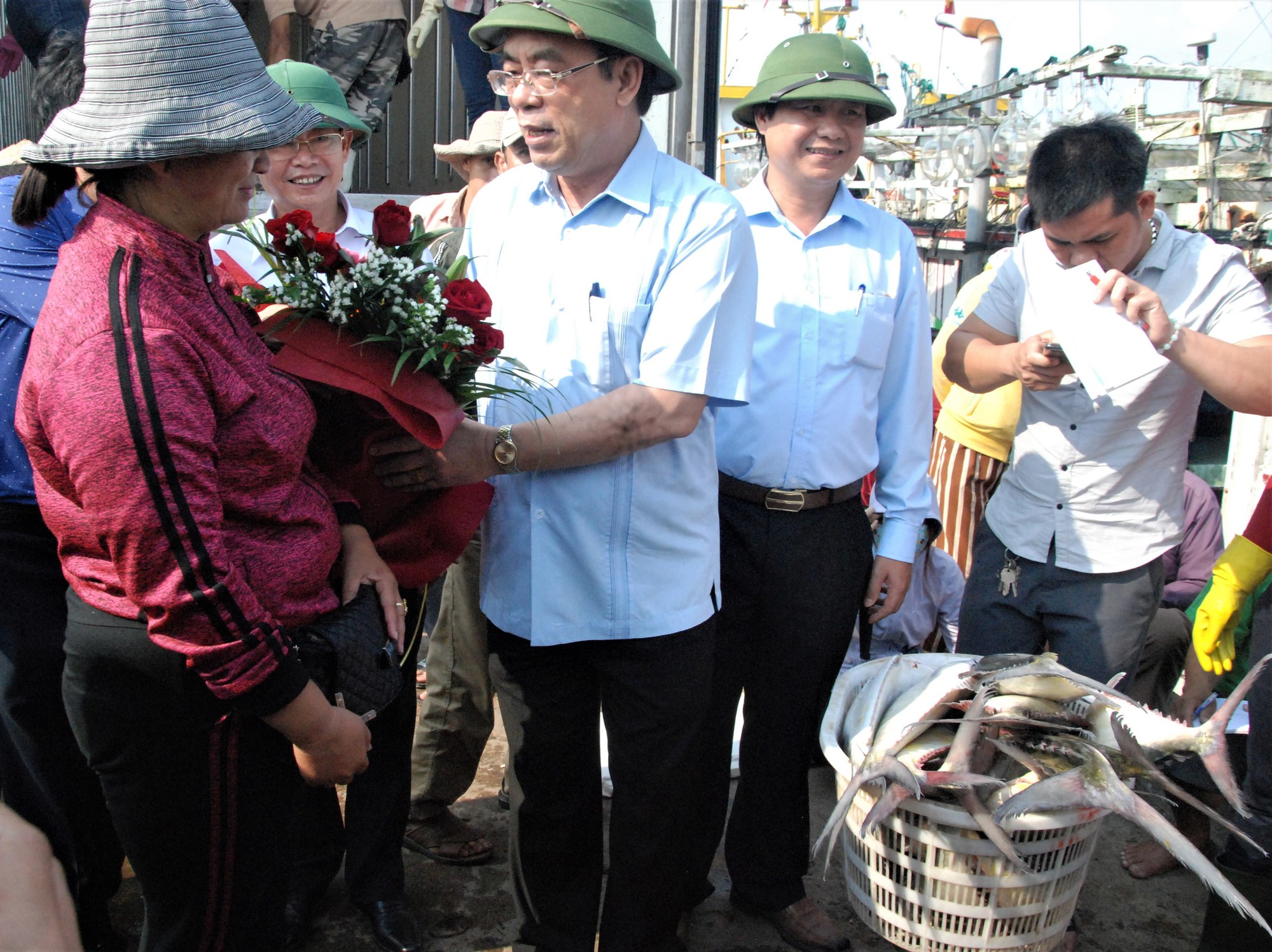 Đầu năm ra biển, ngư d&acirc;n Quảng Trị tr&uacute;ng đ&agrave;n c&aacute; b&egrave; gần 140 tấn - Ảnh 3.