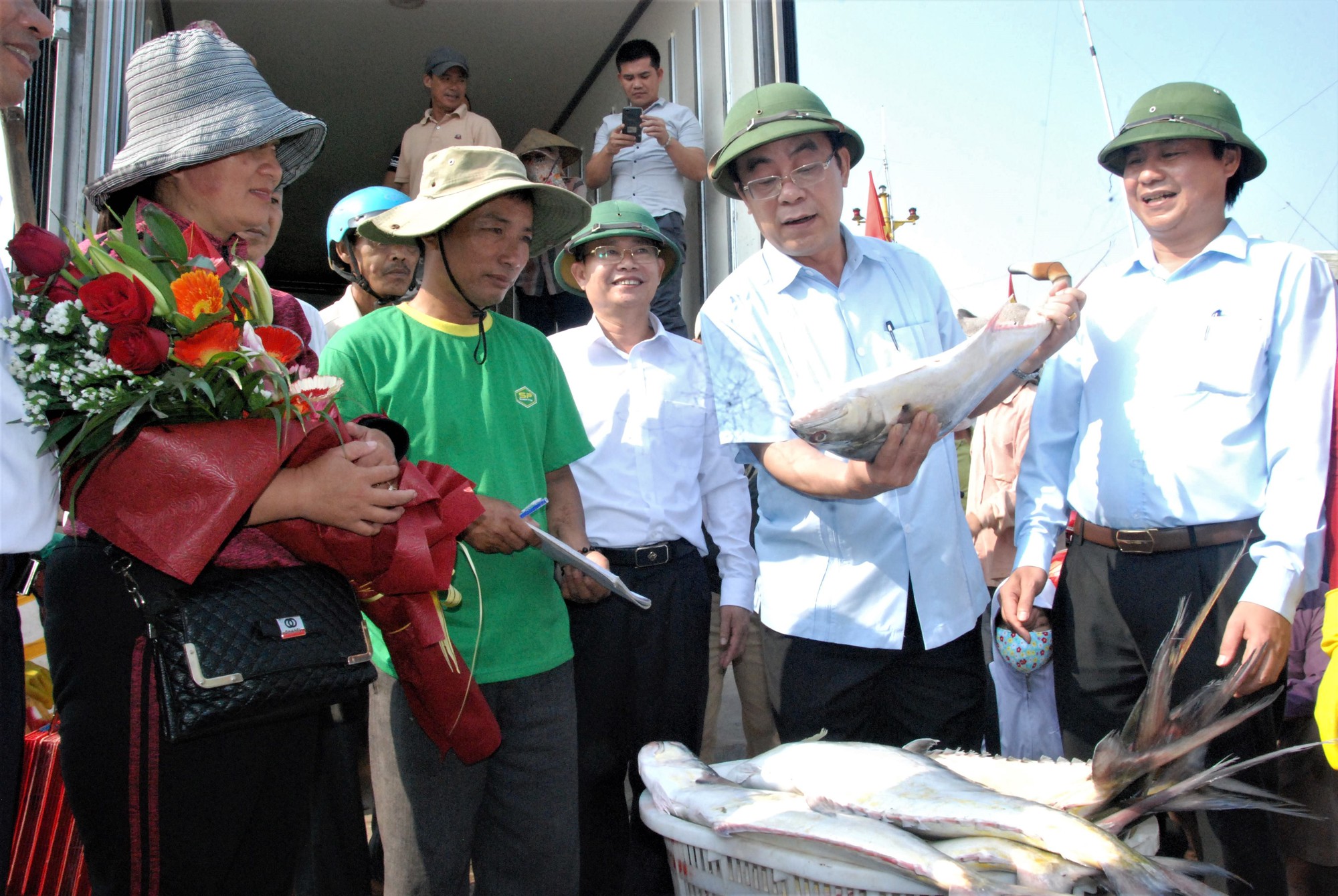 Đầu năm ra biển, ngư dân Quảng Trị trúng đàn cá bè gần 140 tấn