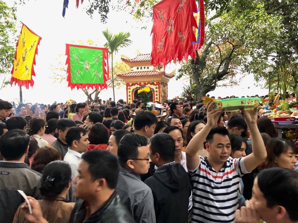 Biển người chen chân cầu tài lộc tại Phủ Tây Hồ ngày đầu tiên đi làm sau nghỉ tết - Ảnh 2.