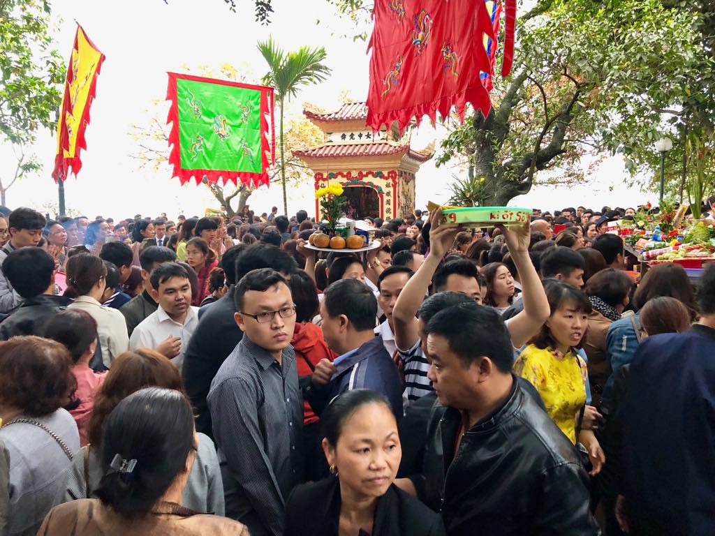 Biển người chen chân cầu tài lộc tại phủ Tây Hồ ngày đầu tiên đi làm sau nghỉ Tết