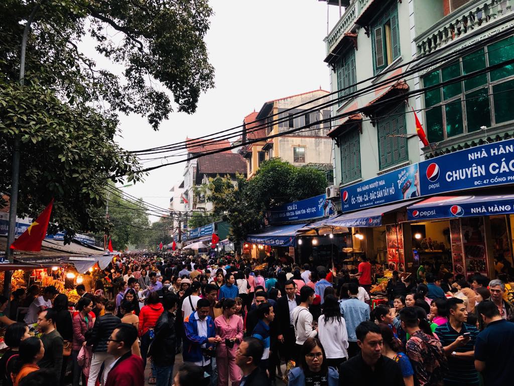 Biển người chen chân cầu tài lộc tại Phủ Tây Hồ ngày đầu tiên đi làm sau nghỉ tết - Ảnh 5.