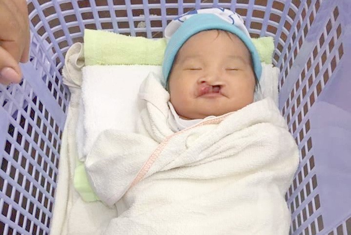 Bé sơ sinh bị bỏ rơi giữa chợ trong tiết trời giá lạnh
