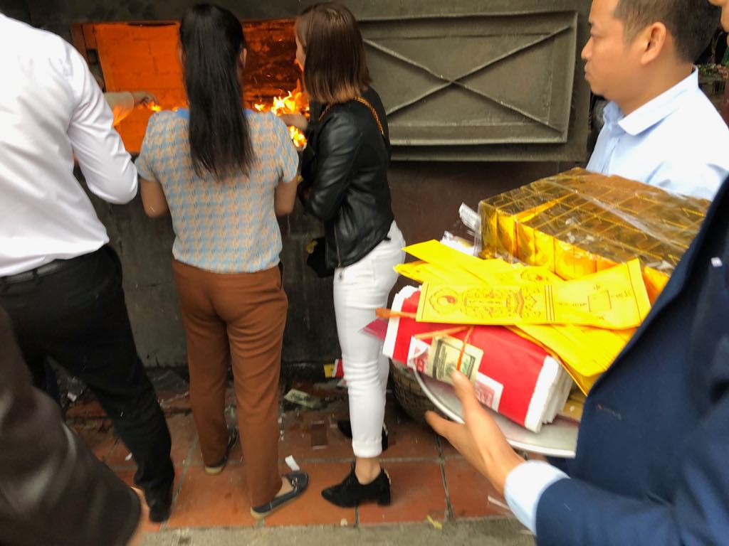 Biển người chen chân cầu tài lộc tại Phủ Tây Hồ ngày đầu tiên đi làm sau nghỉ tết - Ảnh 7.