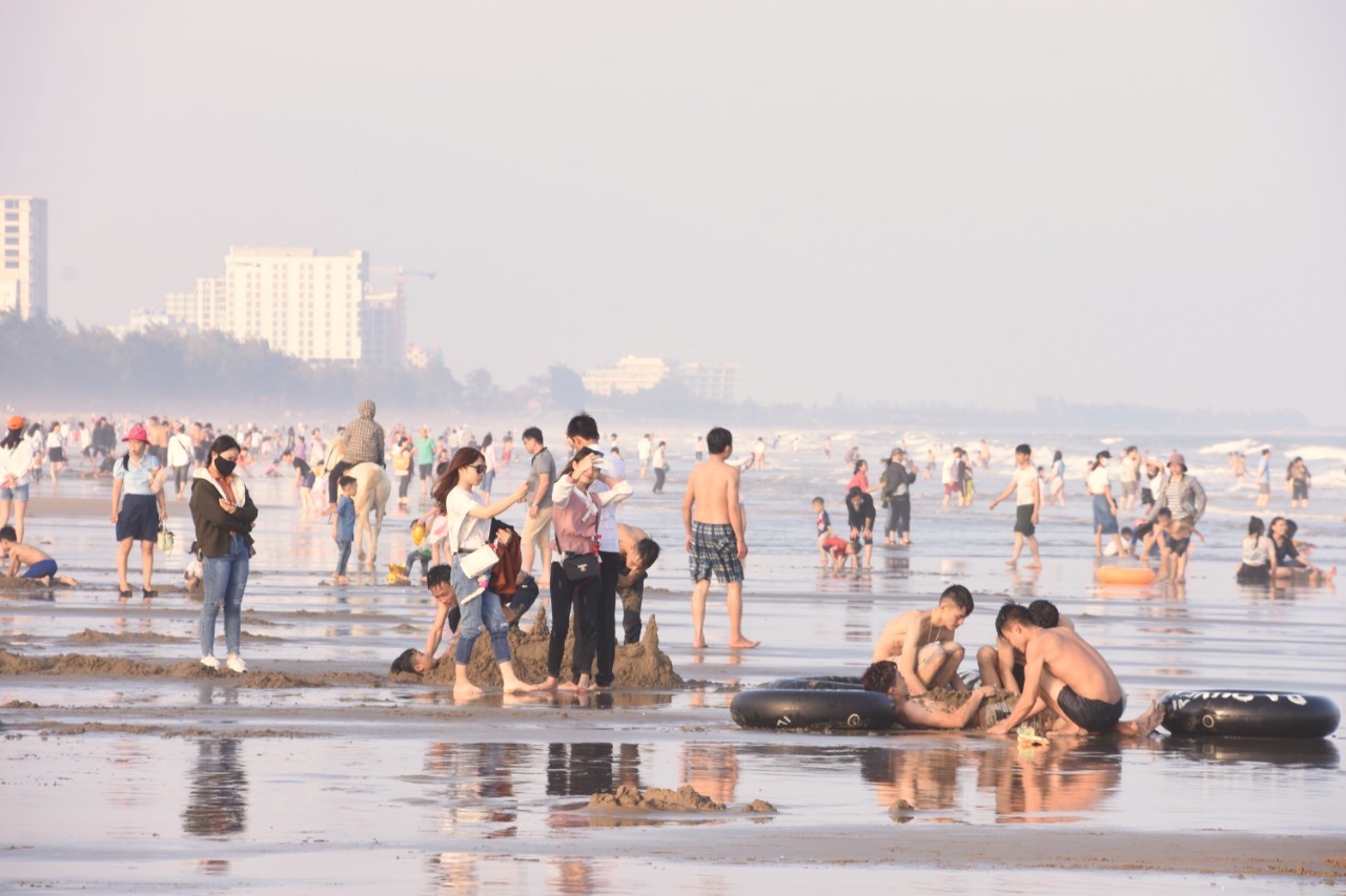 Biển Sầm Sơn sôi động ngày đầu năm
