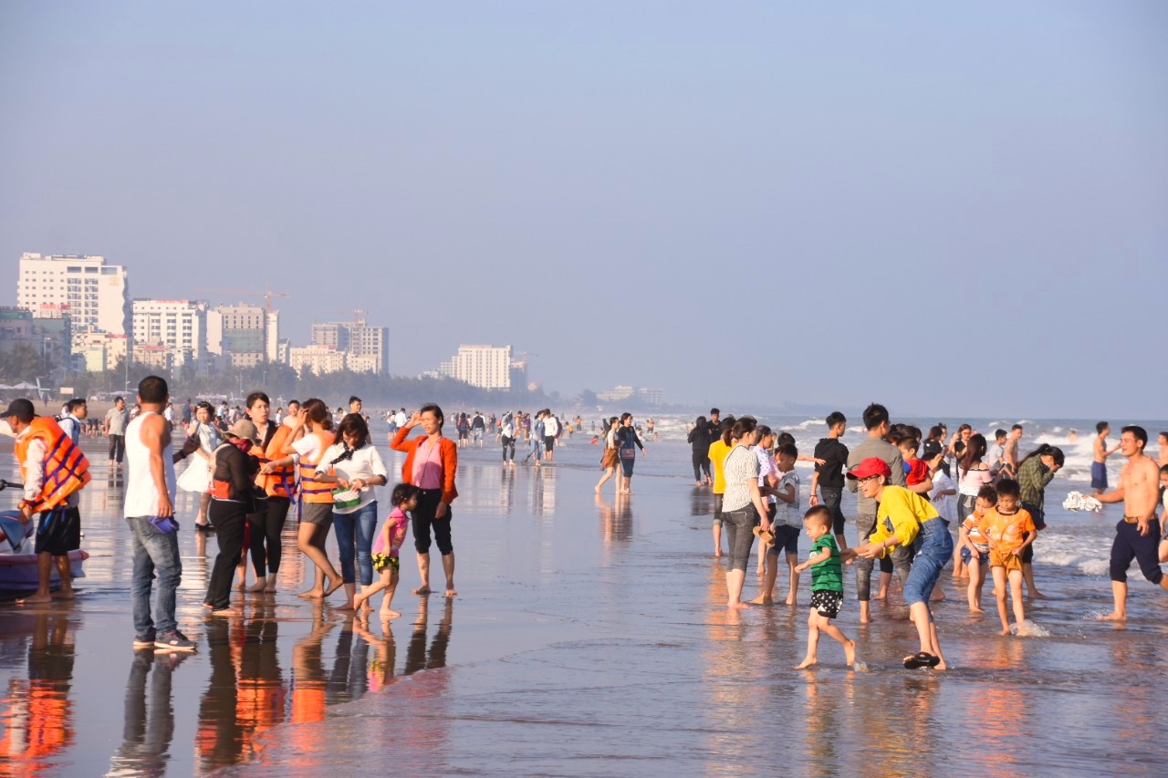 Biển Sầm Sơn sôi động ngày đầu năm - Ảnh 2.