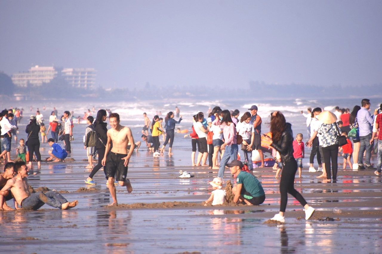 Biển Sầm Sơn sôi động ngày đầu năm - Ảnh 3.