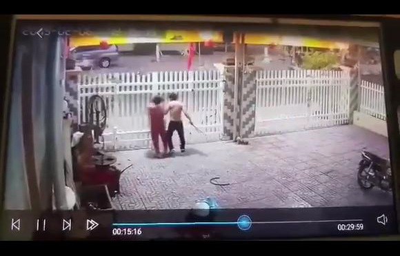 Sẽ cho th&ocirc;i việc chiến sĩ c&ocirc;ng an đ&aacute;nh h&agrave;ng x&oacute;m nhập viện - Ảnh 1.