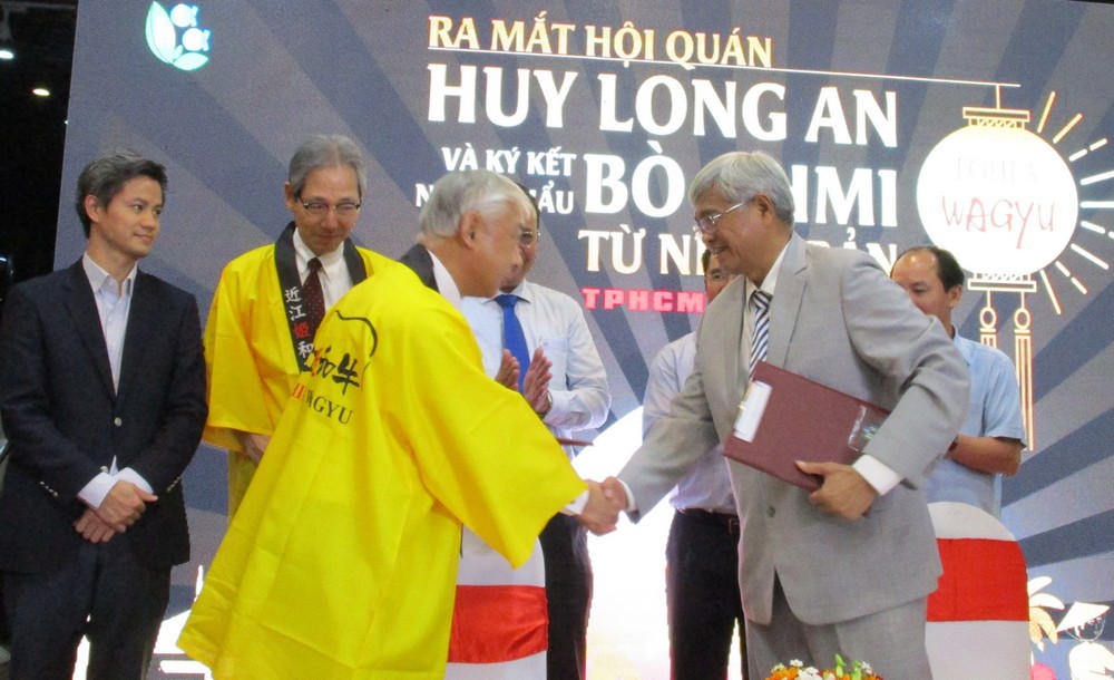 L&atilde;o n&ocirc;ng si&ecirc;u b&aacute;n chuối khiến cả hội nghị xuất khẩu n&ocirc;ng sản sững sờ - Ảnh 2.