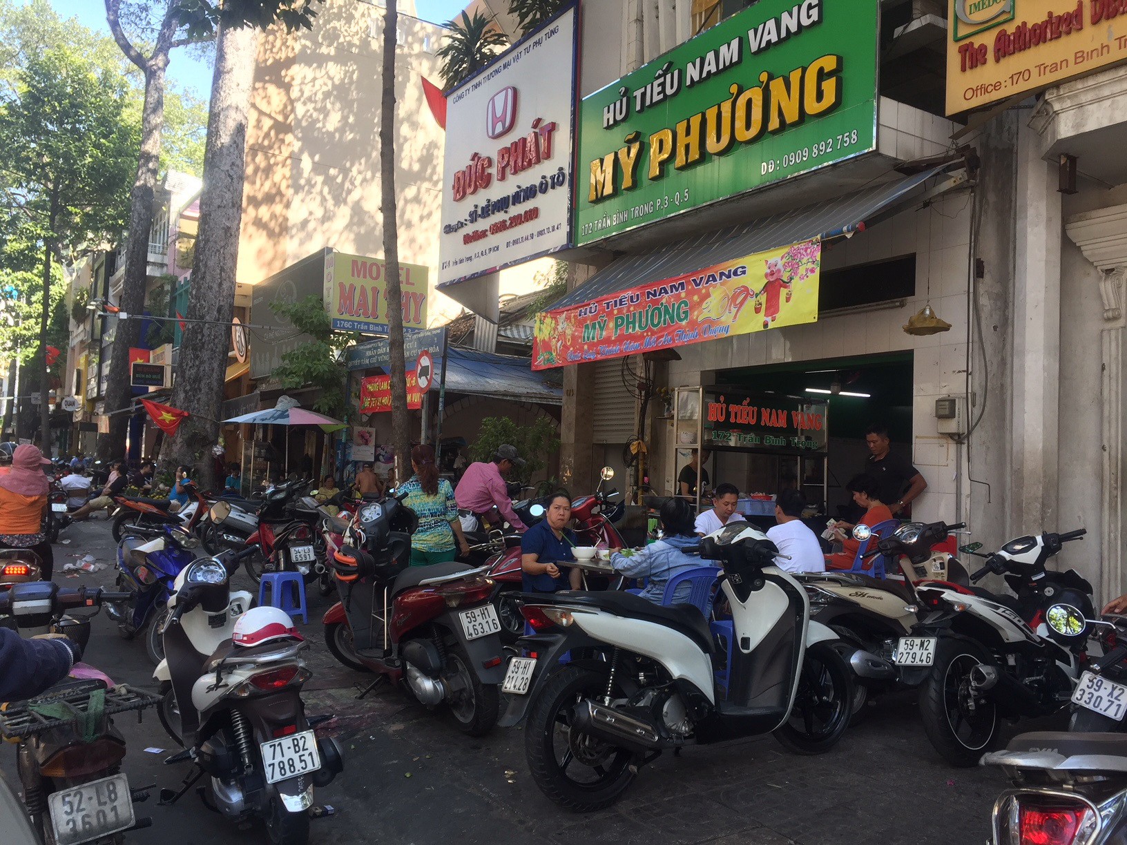 M&ugrave;ng 7 Tết, nhiều h&agrave;ng qu&aacute;n ở TP HCM vẫn chưa khai trương - Ảnh 4.
