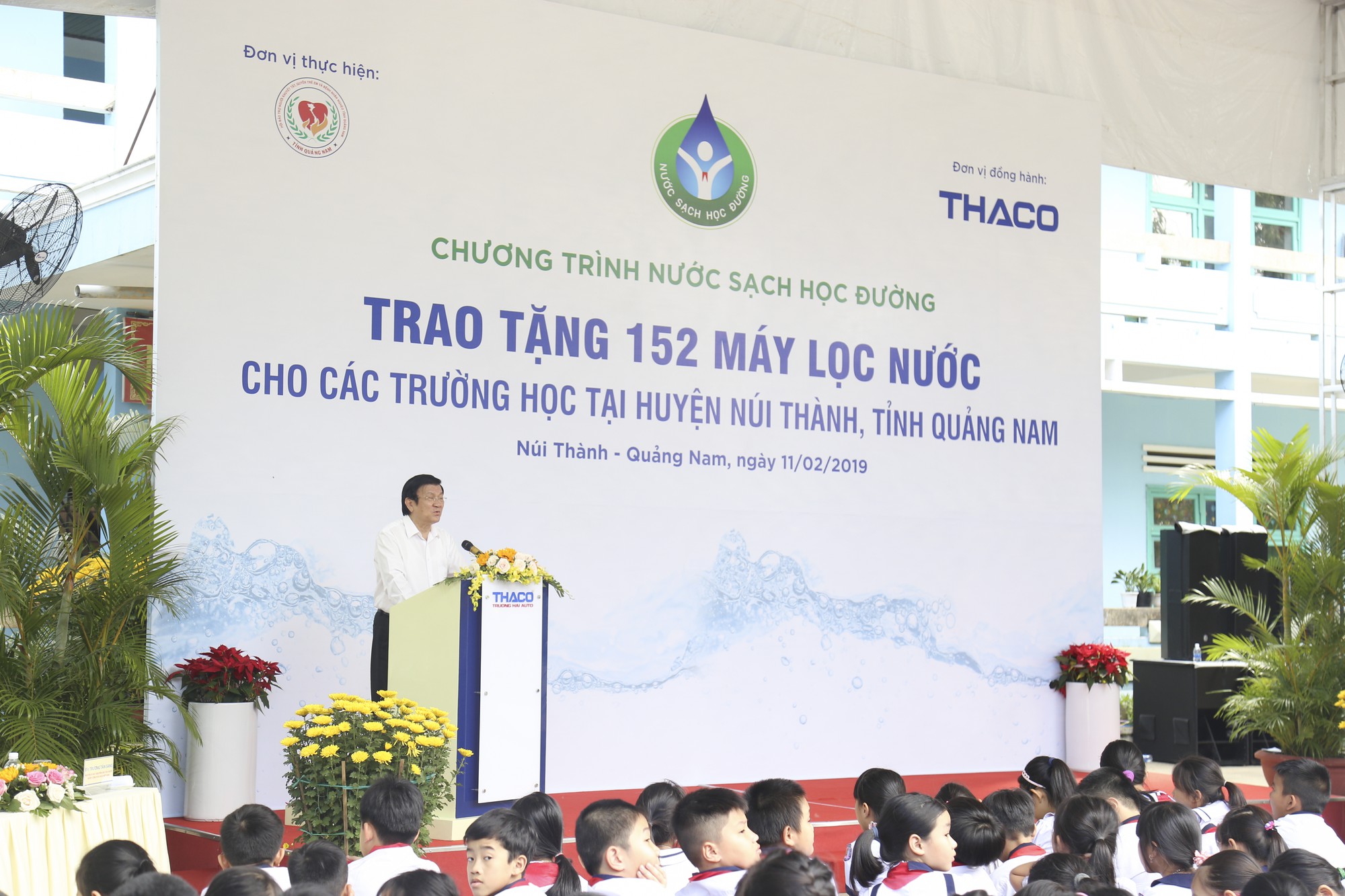 Nguyên Chủ tịch nước Trương Tấn Sang trao 152 máy lọc nước cho học sinh