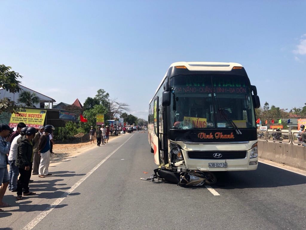 Cha chở con bệnh down, bị xe giường nằm cán chết cả hai