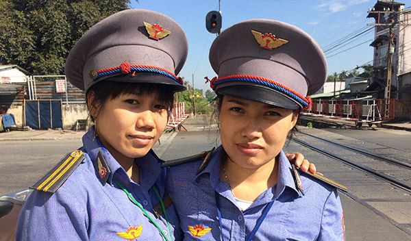 Lời kể của 2 nữ nhân viên đường sắt cứu cụ bà ngay trước bánh tàu hỏa