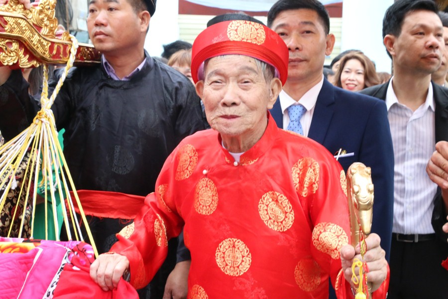Độc đ&aacute;o nghi lễ rước &ldquo;cụ sống&rdquo; ở Quảng Ninh - Ảnh 2.