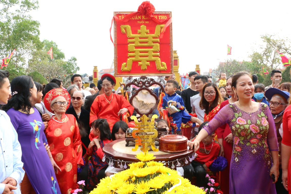 Độc đ&aacute;o nghi lễ rước &ldquo;cụ sống&rdquo; ở Quảng Ninh - Ảnh 11.