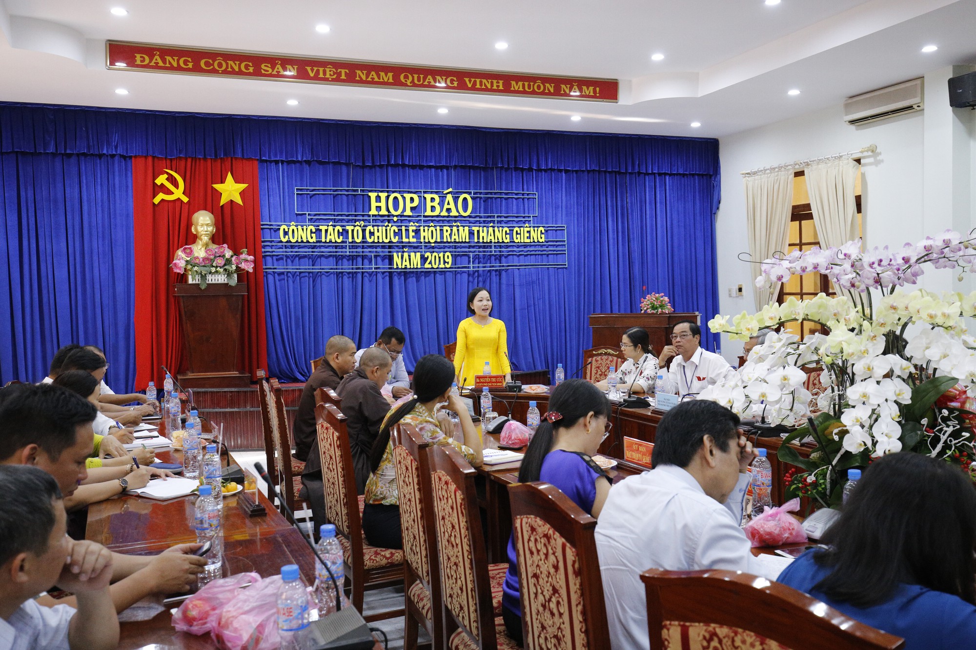 Khách đến lễ hội chùa Bà ở Bình Dương sẽ không đói bụng, khát nước - Ảnh 1.
