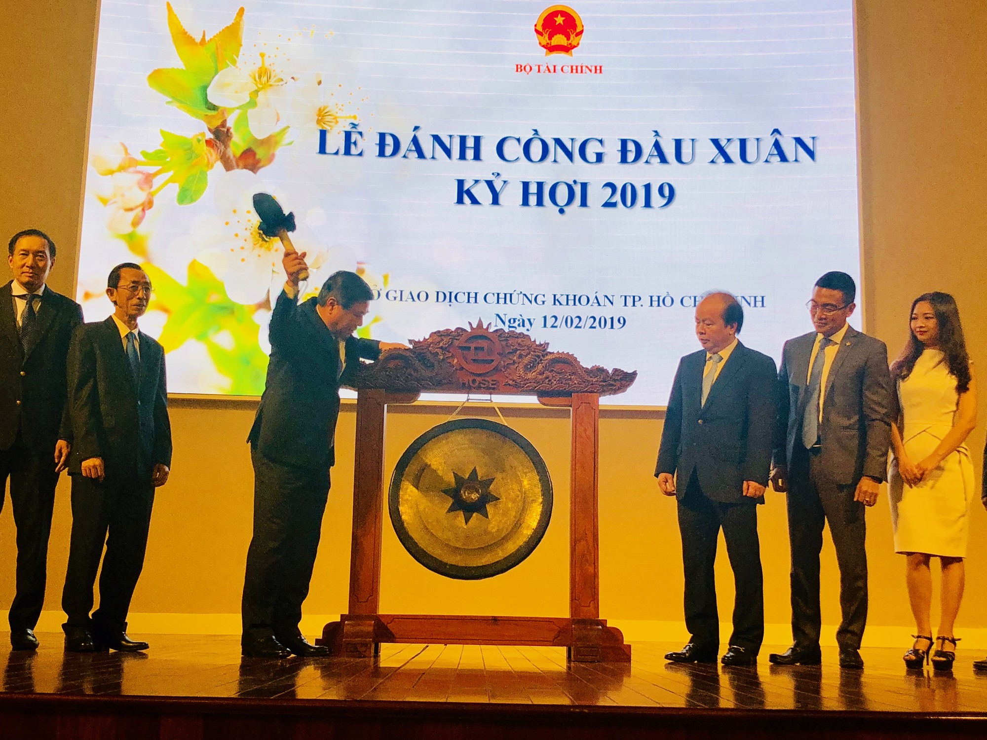Chủ tịch UBND TP HCM Nguyễn Th&agrave;nh Phong đ&aacute;nh cồng khai xu&acirc;n HOSE - Ảnh 1.