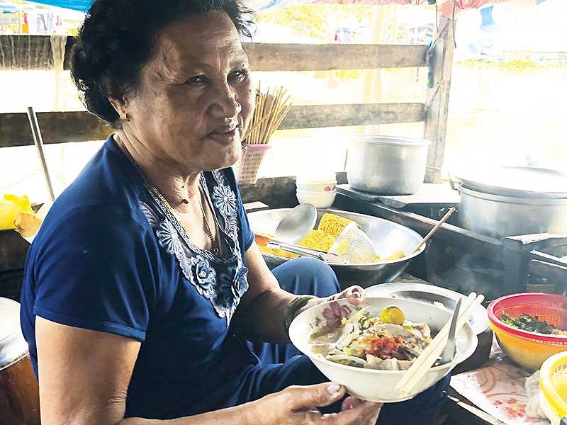Người đ&agrave;n b&agrave; ch&ograve;ng ch&agrave;nh tr&ecirc;n chiếc ghe nhỏ ở Ngan Dừa - Ảnh 2.