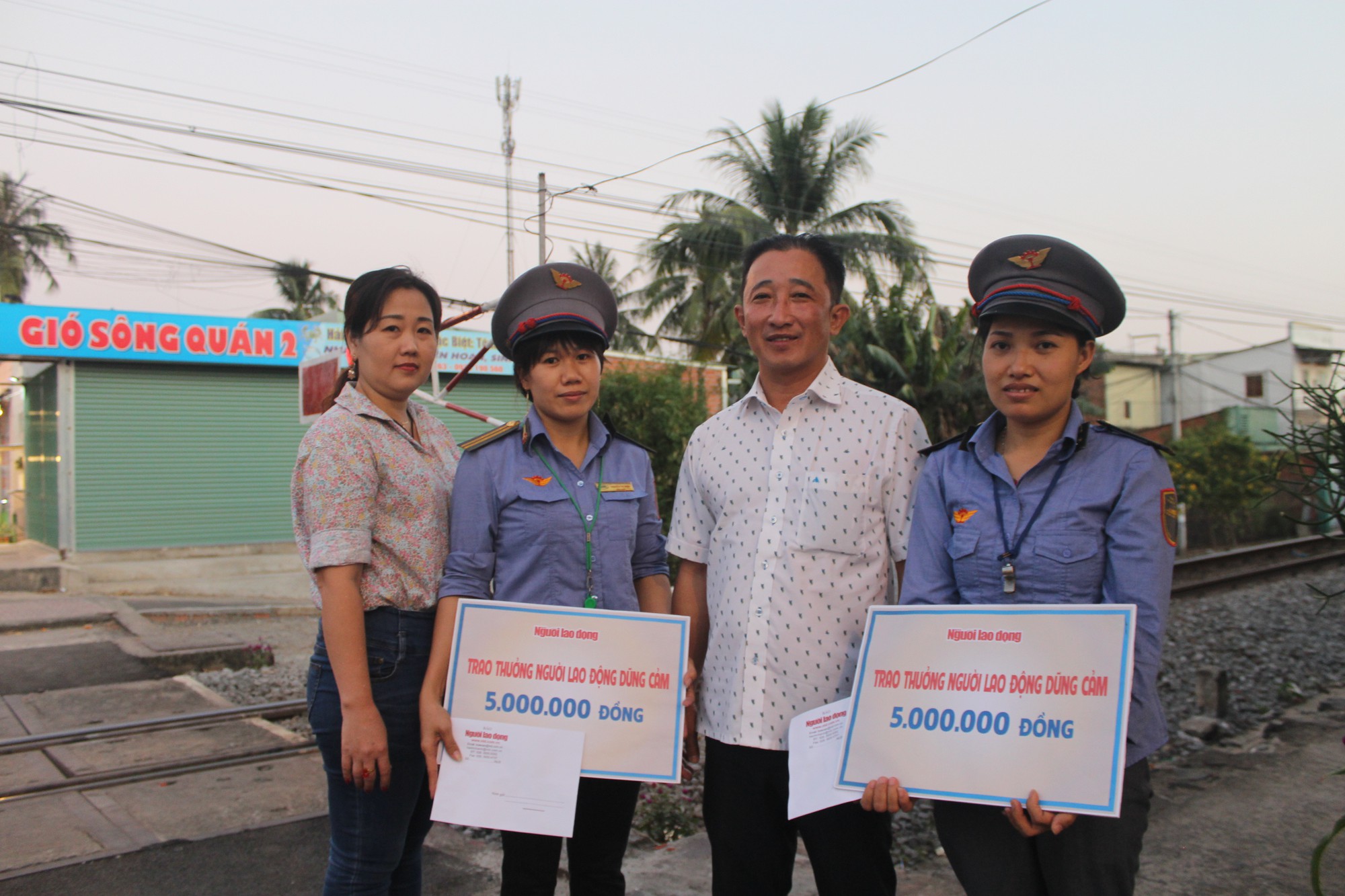 B&aacute;o Người Lao Động tặng qu&agrave; 2 nữ nh&acirc;n vi&ecirc;n g&aacute;c chắn cứu người - Ảnh 2.