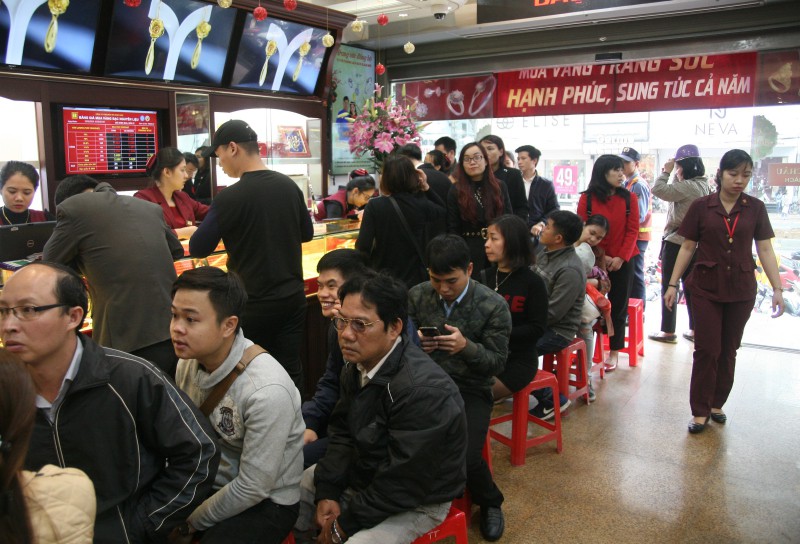 Heo v&agrave;ng đắt kh&aacute;ch trước ng&agrave;y Thần T&agrave;i - Ảnh 1.