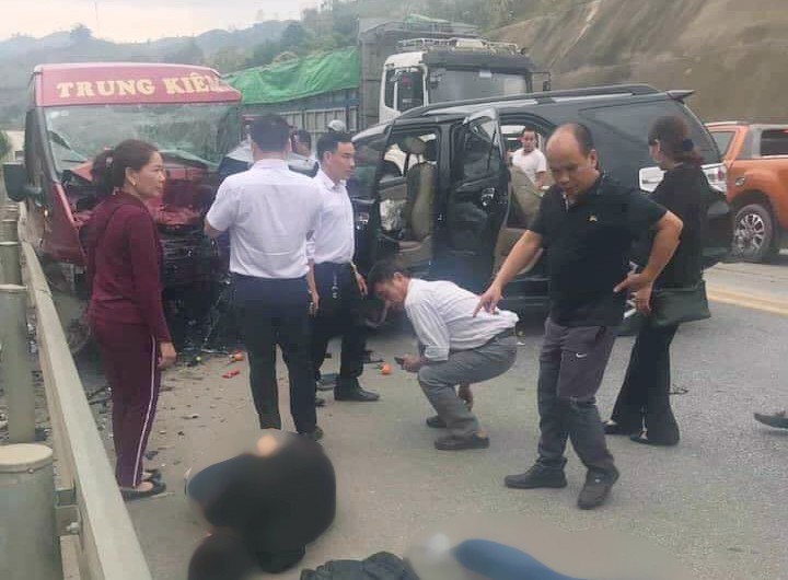 2 ôtô tông nhau kinh hoàng trên đường cao tốc Nội Bài-Lào Cai, 9 người bị thương