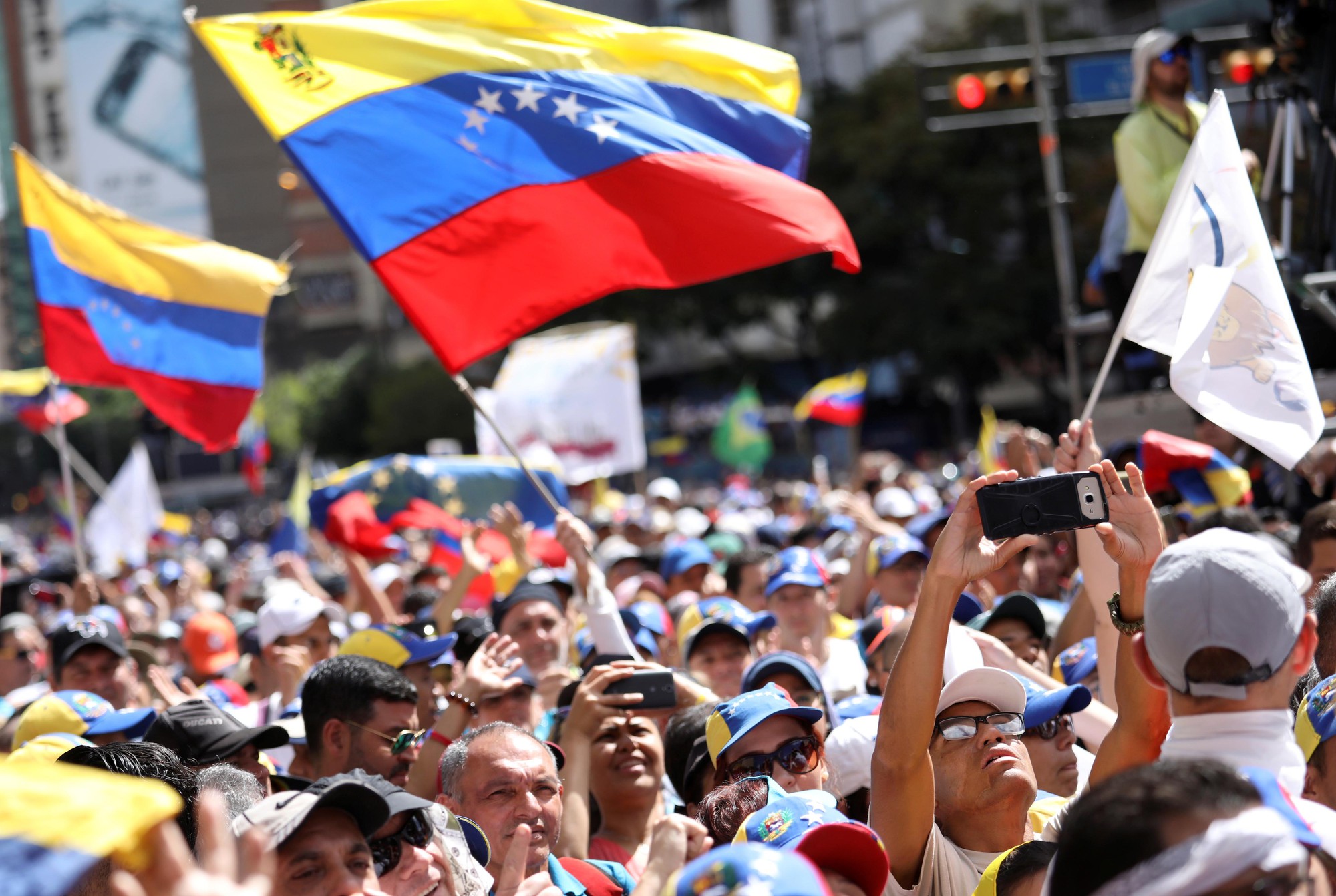 Venezuela: Thủ lĩnh đối lập tuy&ecirc;n bố chỉ thị trực tiếp qu&acirc;n đội mở cửa cho h&agrave;ng viện trợ  - Ảnh 2.