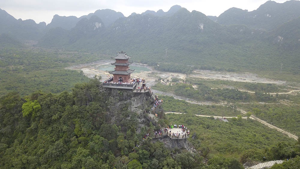 Ng&ocirc;i ch&ugrave;a lớn nhất thế giới ở H&agrave; Nam đ&oacute;n h&agrave;ng vạn lượt kh&aacute;ch - Ảnh 8.
