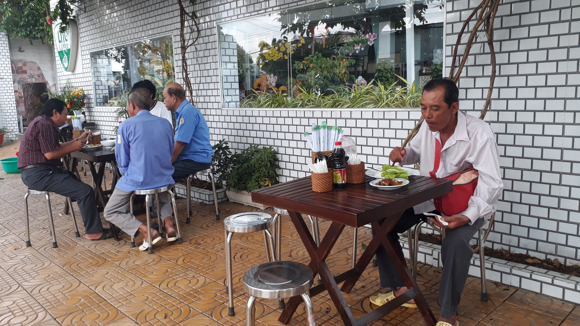Ấm lòng với thông điệp của quán cơm 2.000 đồng ở Đồng Tháp - Ảnh 1.