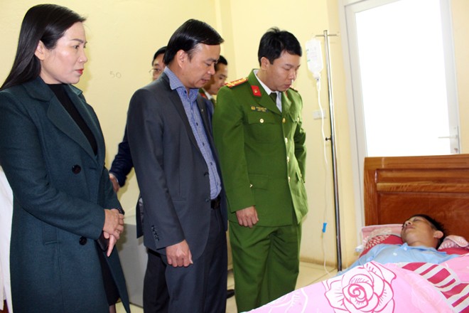 Trung &uacute;y c&ocirc;ng an bị bắn trọng thương khi bắt tội phạm ma t&uacute;y manh động - Ảnh 2.
