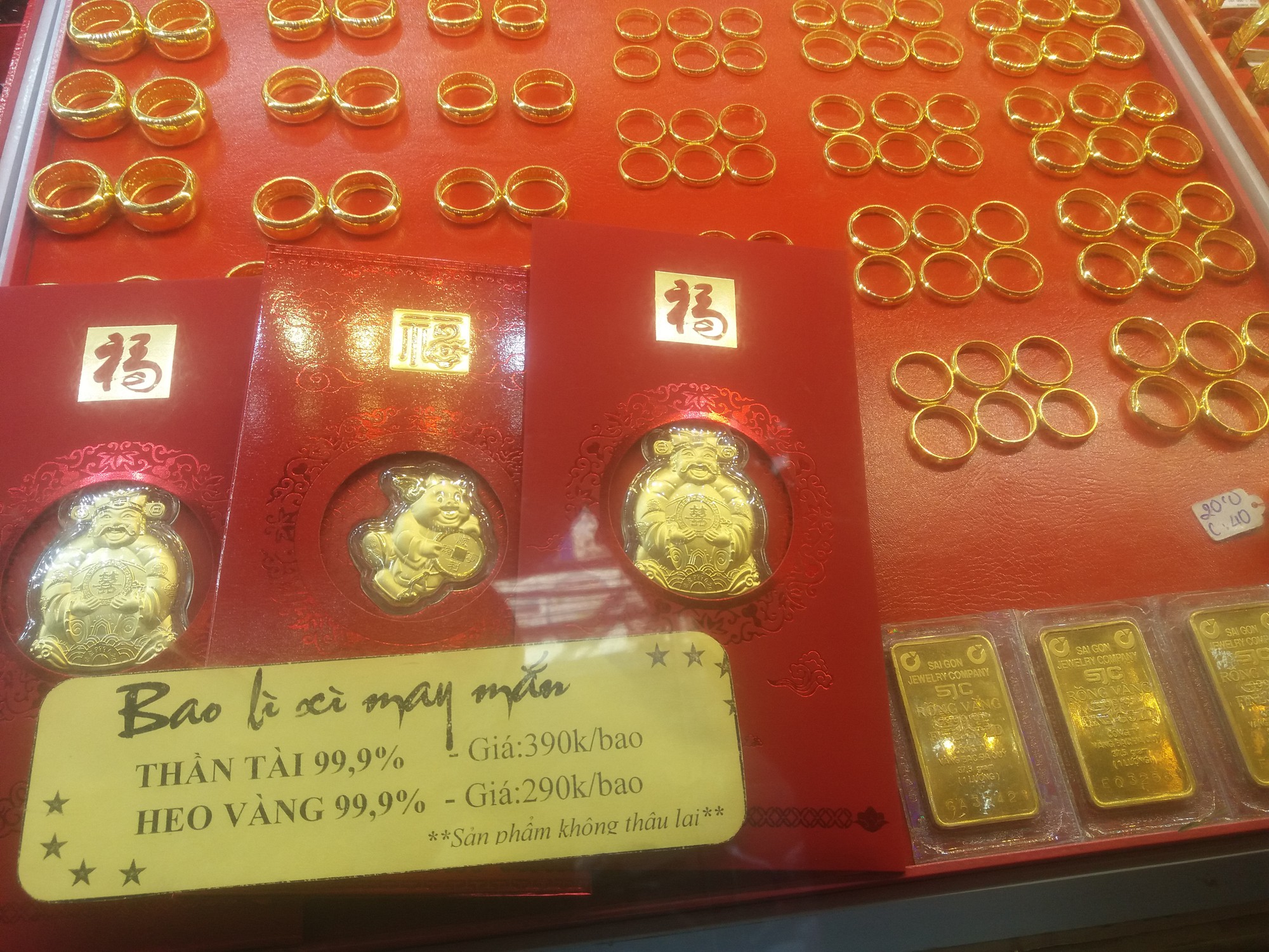 S&aacute;t ng&agrave;y Thần T&agrave;i, v&agrave;ng nhẫn bị thổi gi&aacute; cao hơn v&agrave;ng miếng - Ảnh 1.